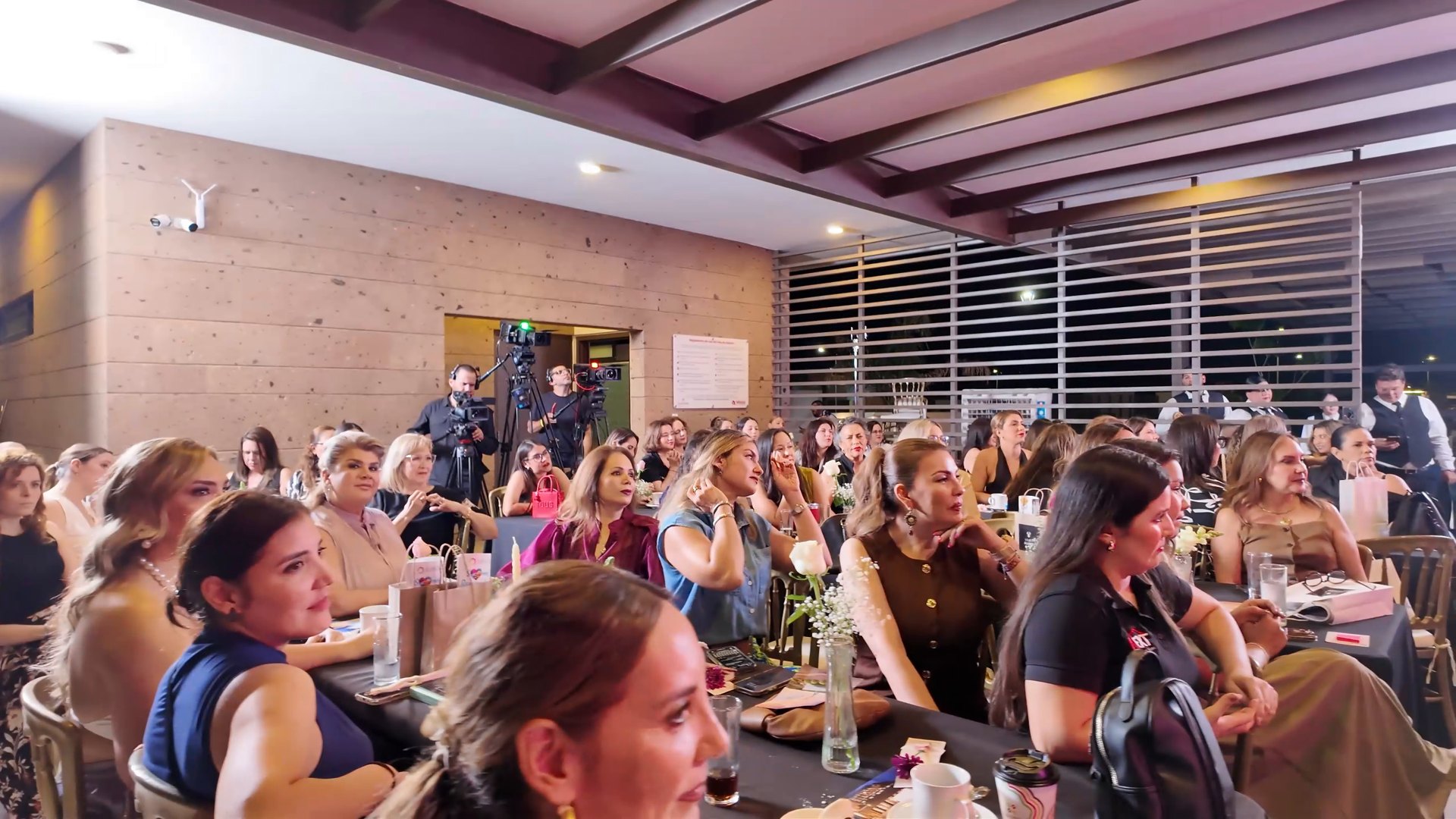 Empresarias reunidas en Juntas al Café Empresarial