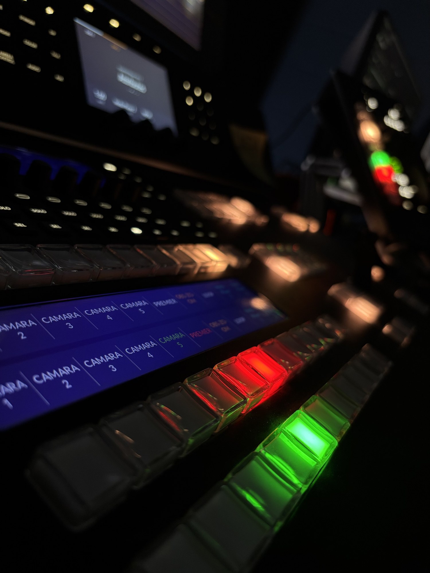 Switcher de producción con las cámaras del estudio